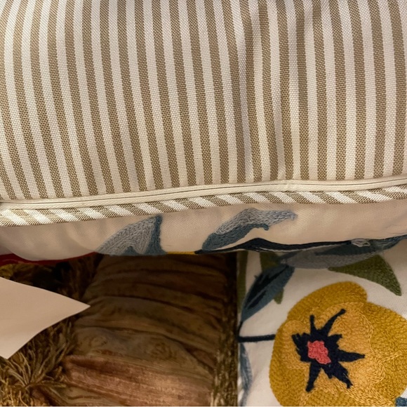 1 Pair Floral Embroidered Accent Throw Pillows (inserts included) NWOT - Picture 4 of 4